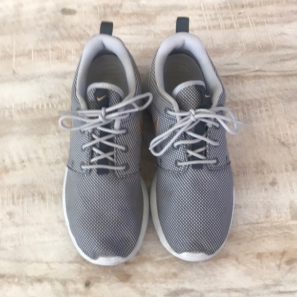 Nike Roshe One Running Shoe {Grey/Gold/White} 7.5 - Picture 4 of 8